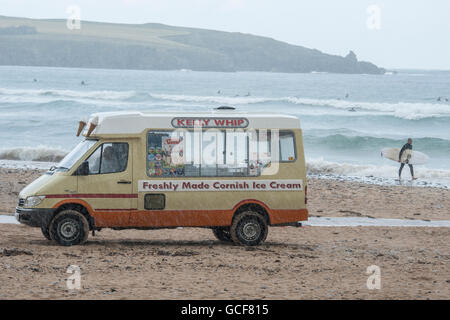 Un gelato van sotto la pioggia battente su una spiaggia in Cornovaglia Foto Stock