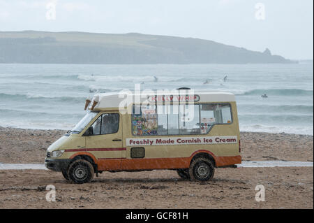 Un gelato van sotto la pioggia battente su una spiaggia in Cornovaglia Foto Stock