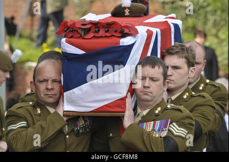 La bara drappeggiato con bandiera dell'Unione di Fusilier Jonathan Burgess, 20 anni, è portata nella Chiesa Madre di San Giuseppe, Swansea per i suoi funerali. Foto Stock