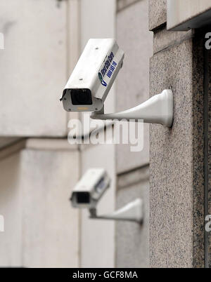 Immagine generica di due telecamere TVCC sul lato di un edificio nel centro di Londra. Foto Stock