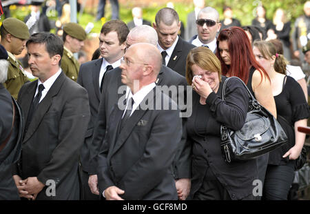 Madre di Fusilier Jonathan Burgess, Susan Burgess, strappa le lacrime dai suoi occhi come segue la sua bandiera dell'Unione drappeggiato a bara nella chiesa cattedrale di San Giuseppe, Swansea per il suo funerale. Foto Stock