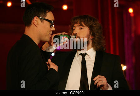 Guest GOK WAN (a sinistra) con JLC durante le riprese della chat show del canale 5 Justin Lee Collins: Good Times, presso la sala da ballo Rivoli di Brockley, a sud di Londra. Foto Stock