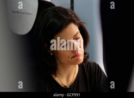 Miriam Gonzalez Durantez, moglie del leader liberaldemocratico Nick Clegg a bordo di un treno diretto per una visita di campagna elettorale generale a Wells. Foto Stock