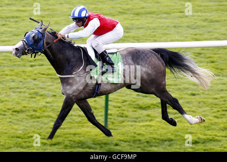 Jukebox Jury guidato da Roystone Ffrench continua a vincere le Stanjames.com puntate del Jockey Club durante la giornata di Gunieas del StanJames.com 2000 all'ippodromo di Newmarket. Foto Stock