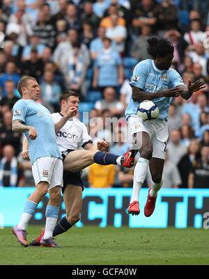 Calcio - Barclays Premier League - Manchester City / Aston Villa - City of Manchester Stadium. James Milner di Aston Villa (centro) in azione contro Craig Bellamy di Manchester City (a sinistra) ed Emmanuel Adebayor (a destra) Foto Stock