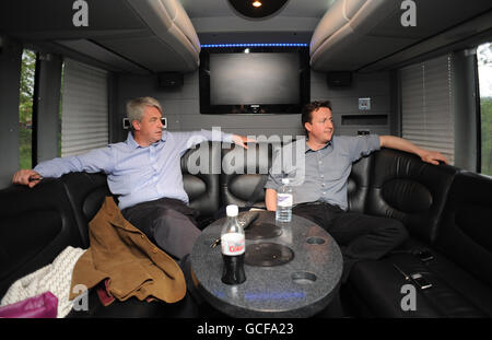 Il leader del Partito conservatore David Cameron (a destra) e il segretario ombra della salute Andrew Lansley chiacchierano sul bus di battaglia del Partito conservatore. Foto Stock