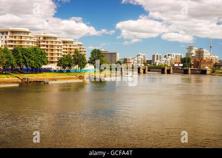 Moderna area residenziale sulla riva del fiume. Idilliaco dai toni caldi del paesaggio alla giornata di sole. San Pietroburgo, Russia Foto Stock