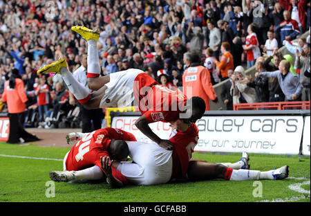 L'Akpo Sodje di Charlton Athletic celebra il punteggio unico di il gioco con i compagni di squadra Foto Stock