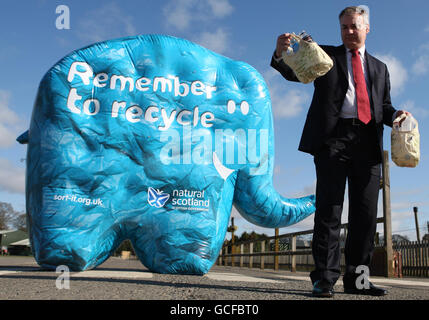 Il Segretario per l'ambiente Richard Lochhead con un elefante gonfiabile per lanciare la campagna di riciclaggio in tutto il paese, progetto Zero Waste, al Blair Drummond Safari Park. Foto Stock