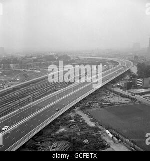 La strada sopraelevata che è la Paddington End di Westway, l'estensione di 30 milioni di Western Avenue, una sezione sopraelevata di 2.5 miglia a doppia carreggiata della A40 Route nella parte ovest di Londra che va da Paddington a North Kensington. È stato costruito per alleviare la congestione a Shepherd's Bush causata dal traffico da Western Avenue. Foto Stock