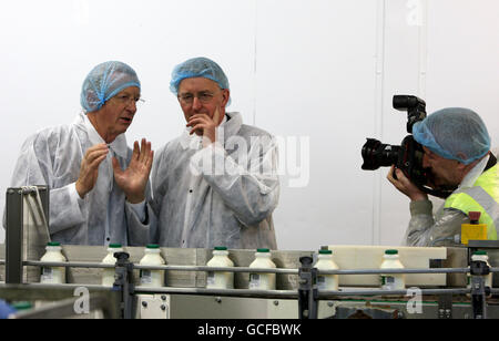 Il Segretario per l'ambiente Hilary Benn e il presidente del settore lattiero-caseario Robert Graham SNR (a sinistra) durante una visita a Grahams Dairies a Bridge of Allan con la candidata parlamentare laburista a Stirling, Anne McGuire, in cui sottolineano l'impegno dei lavoratori ad aiutare le imprese sulla strada della ripresa. Foto Stock