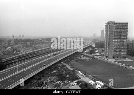 La strada sopraelevata che è la Paddington End di Westway, l'estensione di 30 milioni di Western Avenue, una sezione sopraelevata di 2.5 miglia a doppia carreggiata della A40 Route nella parte ovest di Londra che va da Paddington a North Kensington. È stato costruito per alleviare la congestione a Shepherd's Bush causata dal traffico da Western Avenue. Foto Stock