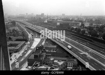 La strada sopraelevata che è la Paddington End di Westway, l'estensione di 30 milioni di Western Avenue, una sezione sopraelevata di 2.5 miglia a doppia carreggiata della A40 Route nella parte ovest di Londra che va da Paddington a North Kensington. È stato costruito per alleviare la congestione a Shepherd's Bush causata dal traffico da Western Avenue. Foto Stock