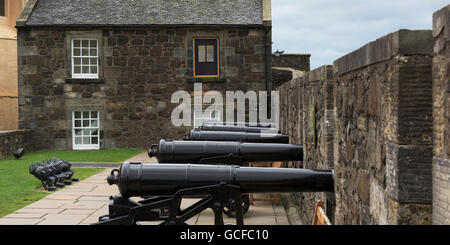 I cannoni schierati contro un muro di pietra al Castello di Stirling; Stirling, Scozia Foto Stock