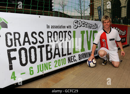 Il campione del mondo di Freestyle del calcio John Farnworth durante le radici di erba Evento di lancio dal vivo di Football a Brindley Place Foto Stock