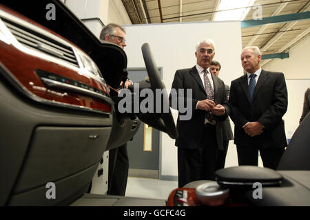 Il Cancelliere Alistair Darling visita la Mercedes-Benz UK Apprentice Training Academy a Denbigh, vicino a Milton Keynes, Buckinghamshire. Foto Stock