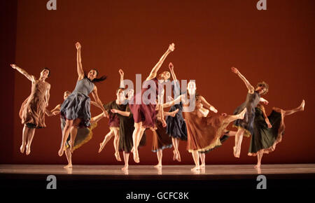 Ballerini che si esibiscono durante una fotocellula per l'Allegro del Mark Morris Dance Group, il Penseroso ed il moderno, al London Coliseum nel centro di Londra. Foto Stock