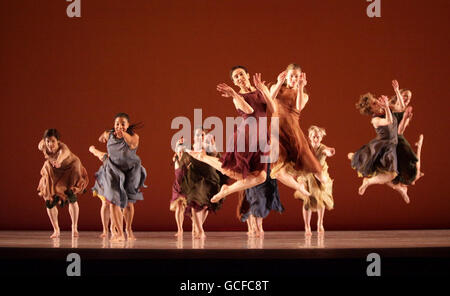 Ballerini che si esibiscono durante una fotocellula per l'Allegro del Mark Morris Dance Group, il Penseroso ed il moderno, al London Coliseum nel centro di Londra. Foto Stock