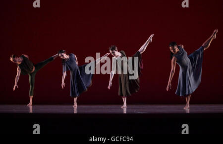 Ballerini che si esibiscono durante una fotocellula per l'Allegro del Mark Morris Dance Group, il Penseroso ed il moderno, al London Coliseum nel centro di Londra. Foto Stock