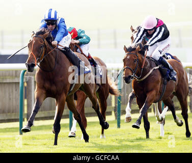 Rumoush guidato dal jockey Richard Hills (a sinistra) continua a vincere Blue Square Feilden Stakes durante il Craven Meeting presso l'ippodromo di Newmarket, Suffolk. Foto Stock