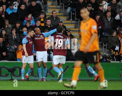 Gabriel Agbonlahor (centro) di Aston Villa festeggia la sua prima posizione Obiettivo del gioco con i compagni di squadra come Craig di Hull City Fagan (a destra) si alza in piedi Foto Stock