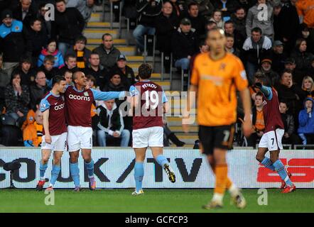 Gabriel Agbonlahor (centro) di Aston Villa festeggia la sua prima posizione Obiettivo del gioco con i compagni di squadra come Craig di Hull City Fagan (a destra) si alza in piedi Foto Stock