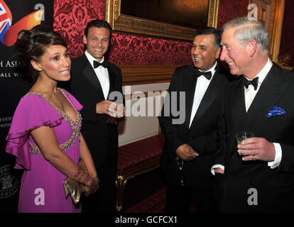 Il Principe del Galles parla l'attrice Preeya Kalidas e Mark Ramprakash (seconda a sinistra), prima di una cena per il British Asian Trust di cui è presidente, negli appartamenti di Stato al St James's Palace nel centro di Londra, questa sera. Foto Stock