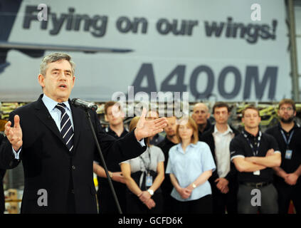 Il primo ministro Gordon Brown parla oggi al personale e agli apprendisti presso la fabbrica Airbus di Filton, vicino a Bristol, dove costruiscono il nuovo aereo da trasporto militare A400M, mentre si trovano sulla pista della campagna elettorale generale. Foto Stock