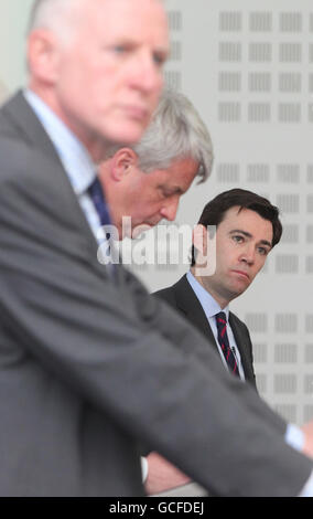 (Da sinistra) il segretario liberale democratico alla salute Norman Lamb, il segretario ombra alla salute Andrew Lansley e il segretario alla salute Andy Burnham durante il dibattito sulla salute 2010 al Cavendish Conference Center di Londra. Foto Stock