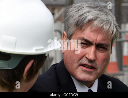 Il leader laburista scozzese Iain Grey MSP incontra gli apprendisti al Royal Museum Project presso il National Museum of Scotland in vista del dibattito sull'argomento di Holyrood, in cui il lavoro chiederà che ogni giovane qualificato abbia diritto ad un apprendistato. Foto Stock