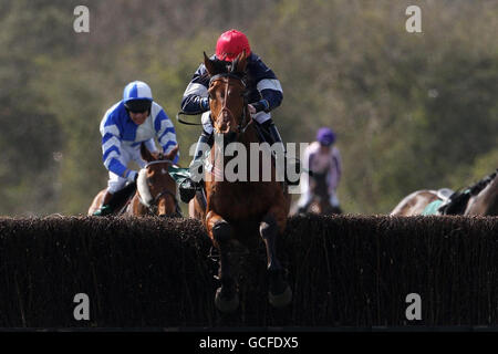 Leading Man guidato da MR N Moscop salta l'ultimo per vincere la Weatherbys Bank Champion Stayers Hunters' Steeple Chase durante lo Stan James Perth Festival all'ippodromo di Perth, Scozia. Foto Stock