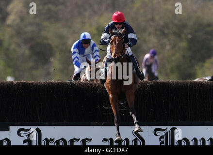 Leading Man guidato da MR N Moscop salta l'ultimo per vincere la Weatherbys Bank Champion Stayers Hunters' Steeple Chase durante lo Stan James Perth Festival all'ippodromo di Perth, Scozia. Foto Stock