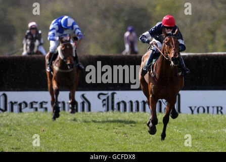 Leading Man guidato da MR N Moscop salta l'ultimo per vincere la Weatherbys Bank Champion Stayers Hunters' Steeple Chase durante lo Stan James Perth Festival all'ippodromo di Perth, Scozia. Foto Stock