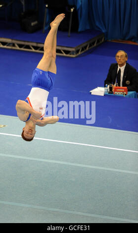 Daniel Purvis della Gran Bretagna continua a vincere bronzo sul pavimento durante i Campionati europei di arte alla NIA, Birmingham. Foto Stock