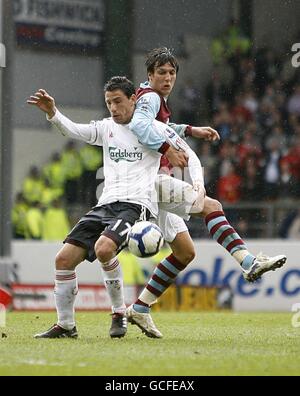 Calcio - Barclays Premier League - Burnley / Liverpool - Turf Moor. Maxi Rodriguez di Liverpool (a sinistra) e Jack Cork di Burnley (a destra) in azione Foto Stock