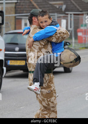 Il caporale Darren Grieveson di un'azienda 4 Battaglione i fucili sono accolti dal figlio Frankie, nove, al suo arrivo alla sua base a Bulford, Wiltshire, dopo un tour di sei mesi in Afghanistan. Foto Stock