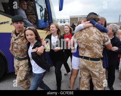 Soldiers of A Company 4° Battaglione i Rifles sono accolti dalla famiglia e dagli amici al loro arrivo alla loro base a Bulford, Wiltshire, dopo il tour di sei mesi in Afghanistan. Foto Stock