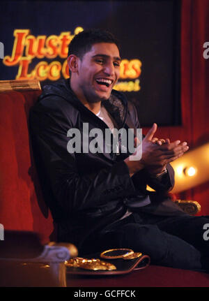Ospite Amir Khan durante le riprese della chat show del canale 5 Justin Lee Collins: Good Times, al Rivoli Ballroom di Brockley, Londra del sud. Foto Stock