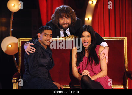 Ospiti Amir Khan (a sinistra) e Janice Dickinson con JLC durante le riprese della chat show del canale 5 Justin Lee Collins: Good Times, presso la sala da ballo Rivoli di Brockley, a sud di Londra. Foto Stock