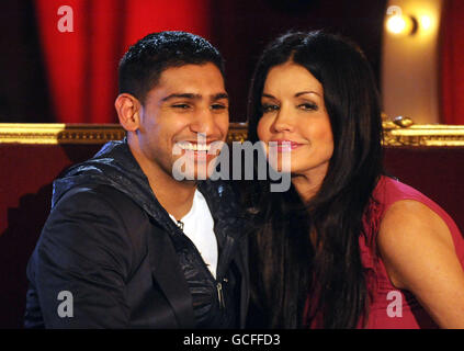 Ospiti Amir Khan (a sinistra) e Janice Dickinson durante le riprese della chat show del canale 5 Justin Lee Collins: Good Times, al Rivoli Ballroom di Brockley, a Londra del sud. Foto Stock