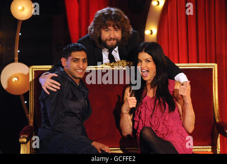 Ospiti Amir Khan (a sinistra) e Janice Dickinson con JLC durante le riprese della chat show del canale 5 Justin Lee Collins: Good Times, presso la sala da ballo Rivoli di Brockley, a sud di Londra. Foto Stock