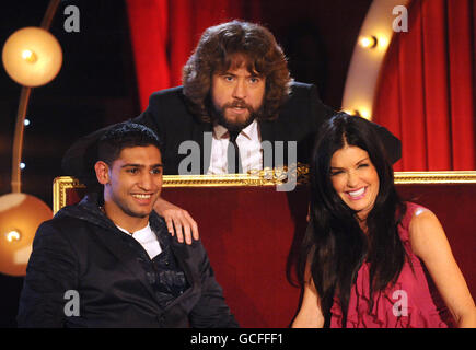 Ospiti Amir Khan (a sinistra) e Janice Dickinson con JLC durante le riprese della chat show del canale 5 Justin Lee Collins: Good Times, presso la sala da ballo Rivoli di Brockley, a sud di Londra. Foto Stock