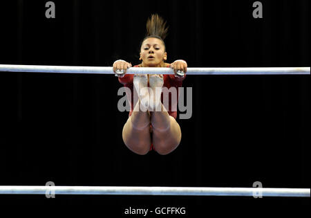 La Rebecca Downie della Gran Bretagna compete sui bar irregolari durante i Campionati europei di arte alla NIA, Birmingham. Foto Stock