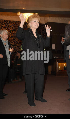 Debbie Reynolds - dal vivo e favoloso - Londra. Debbie Reynolds, dopo il suo show di una donna, Alive e Fabulous, all'Apollo Theatre di Londra. Foto Stock