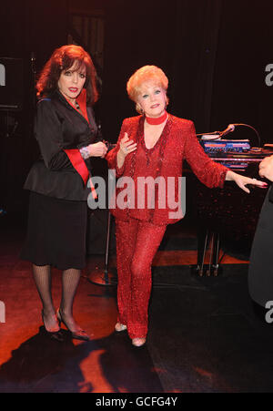 Joan Collins incontra il backstage di Debbie Reynolds (a destra) dopo lo spettacolo di una donna di Debbie, Alive e Fabulous, all'Apollo Theatre di Londra. Foto Stock