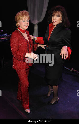 Joan Collins incontra il backstage di Debbie Reynolds (a sinistra) dopo lo spettacolo di una donna di Debbie, Alive e Fabulous, all'Apollo Theatre di Londra. Foto Stock