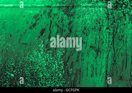 Vecchio arrugginito verde menta luce grigiastra verdastra ferro parete in metallo con gli spruzzi di colore Foto Stock