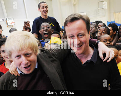 Il leader del Partito conservatore David Cameron e il sindaco di Londra Boris Johnson incontrano oggi gli studenti della City of London Academy nel sud-est di Londra. Foto Stock