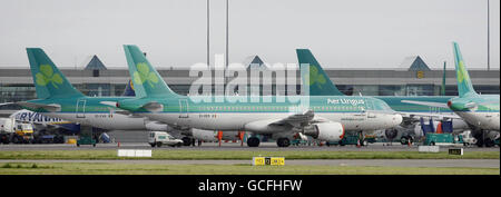 Gli aerei Aer Lingus si siedono sull'asfalto all'aeroporto di Dublino, mentre il ritorno della nube di cenere vulcanica islandese causò miseria di viaggio per migliaia di passeggeri aerei con centinaia di voli cancellati. Foto Stock