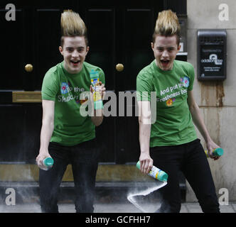 I gemelli John ed Edward Grimes, altrimenti noti come Jedward, si preparano a rifare la canzone Shake n' Vac degli anni '80 presso i Dean Street Studios di Soho, nel centro di Londra. PREMERE ASSOCIAZIONE foto. Data immagine: Martedì 4 maggio 2010. La canzone proviene dall'annuncio di Shake n' Vac, che nel 2009 è stato classificato come uno dei migliori annunci britannici di tutti i tempi e quest'anno avrà 30 anni. Il credito fotografico dovrebbe essere: Johnny Green/PA Wire Foto Stock